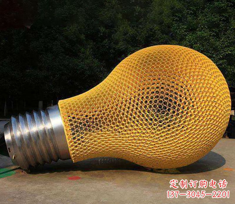 陕西不锈钢灯泡雕塑灯光下的美丽