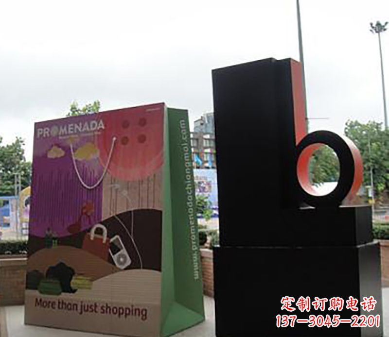 陕西不锈钢购物袋雕塑为公园带来现代风格