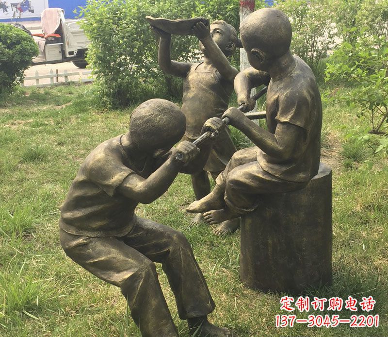 陕西公园玩水的儿童铜雕