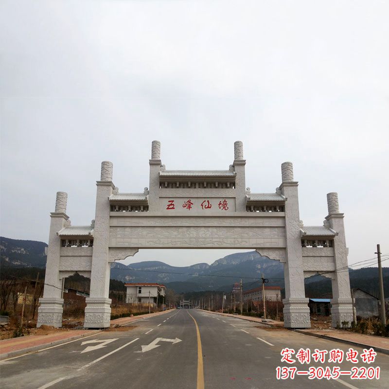 陕西领雕塑：景区路口三间四柱牌坊雕塑