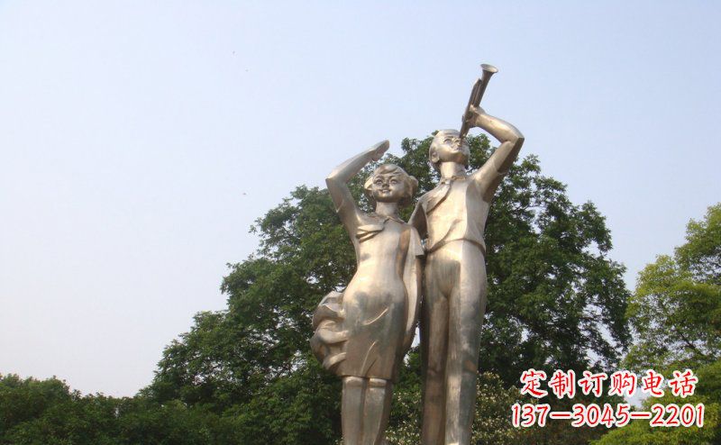 陕西校园吹军号敬礼的小学生人物景观铜雕